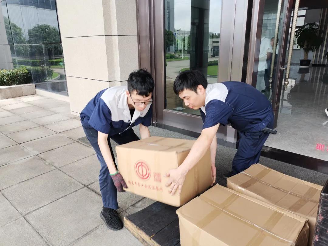 “夏日送清涼”，通力向生產(chǎn)一線員工分發(fā)市總工會夏日慰問品
